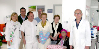 AECC dona ‘cojines solidarios’ a pacientes del Valme AECC