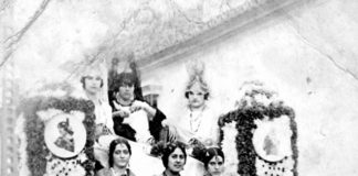 Una colorida cabalgata anunció ayer las Fiestas de Santiago y Santa Ana de 1926 Fiestas de Santiago y Santa Ana