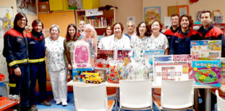 Los Bomberos de Dos Hermanas visitan a los niños ingresados en Valme Hospital de Valme