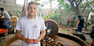 El coctelero nazareno José Claro aprende sobre el mezcal en Oaxaca José Claro
