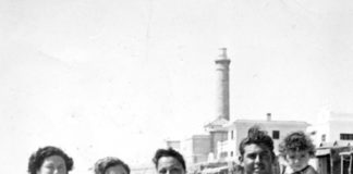 Paquita Rico se retrata en Chipiona con familias nazarenas familias nazarenas