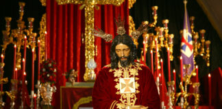 Jesús Cautivo procesiona el Domingo de Ramos con túnica color crema Jesús Cautivo