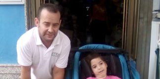 El pequeño Emilio necesita un arnés para poder caminar pequeño Emilio