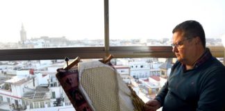 Alfonso Aguilar, artesano de la nueva toca para la Virgen de Valme Alfonso Aguilar