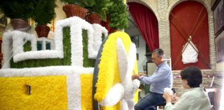 Carreta amarilla y blanca para la Virgen de Valme en su Romería carreta amarilla y blanca