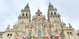 El reto «Yo Camino Tú Donas», realizado por cinco nazarenos Yo Camino Tú Donas