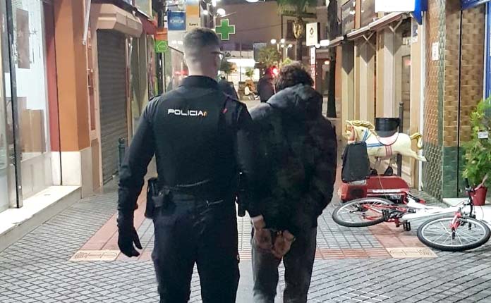 detenido-hurto-calle-sansebastian amenazas a dos policías locales
