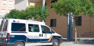 Una joven de 18 años detenida por saltarse la cuarentena y escupir a un policía joven de 18 años detenida