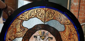 El escudo de Amargura, en una vidriera para la restauración de la Capilla escudo de Amargura