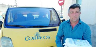 Correos de Dos Hermanas reparte material educativo a las familias Correos de Dos Hermanas