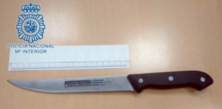 Un ladrón la amenaza con un cuchillo de grandes dimensiones cuchillo de grandes dimensiones