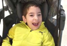 Piden «Justicia para Emilio» con una concentración en el Virgen del Rocío Justicia para Emilio