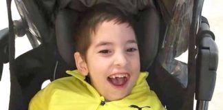 Piden «Justicia para Emilio» con una concentración en el Virgen del Rocío Justicia para Emilio