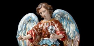 El imaginero Antonio Luis Troya entrega dos ángeles a la Sagrada Cena Antonio Luis Troya