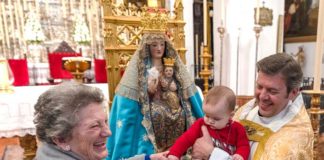 Presentación de niños ante la Virgen de Valme para el día 22 niños ante la Virgen de Valme