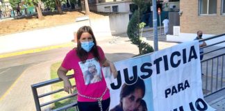 Sara Casas se encadena en el Hospital Virgen del Rocío Sara Casas