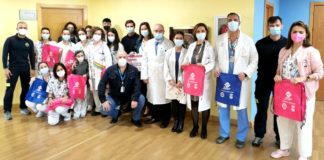 Bomberos de Dos Hermanas visitan en área de pediatría del Valme Bomberos de Dos Hermanas