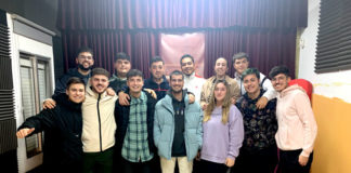 La chirigota «El que la sigue la consigue» se estrena como adulta en el COAC chirigota «El que la sigue la consigue»