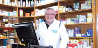 Aunque me quite la bata, por la calle me siguen consultando cosas de la farmacia” Juan José Jiménez