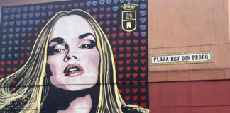 Mural dedicado a Melody en la plaza del Rey Don Pedro Melody