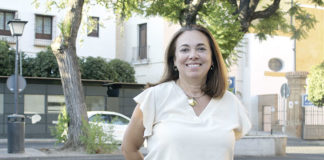 “De niña, antes de ir a clase, entraba en la iglesia y hablaba con la Virgen de Valme” Isabel Caballero