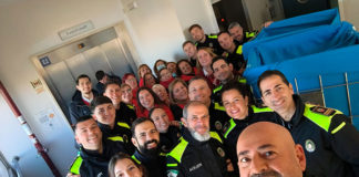 Policías locales visitan a los niños ingresados en Valme policías locales