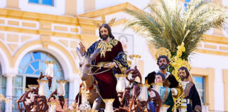 La Borriquita estrena una saya bordada en oro para la Virgen de la Estrella La Borriquita