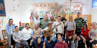 Así son los viernes en el taller de palmas de ANIDI: dos voluntarios, veintidós sonrisas ANIDI