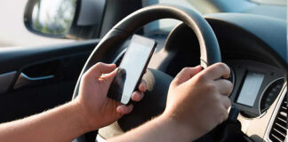 La DGT vigila las distracciones al volante distracciones al volante en Andalucía